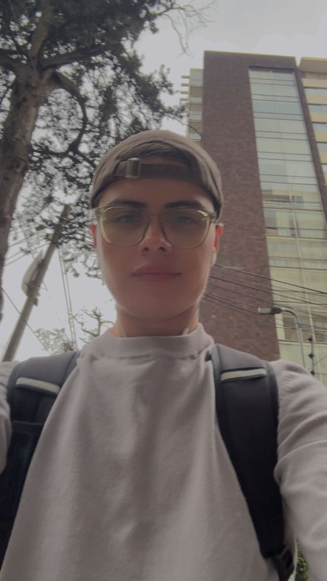 Yael Jiménez trabajando en soporte técnico y diseño de interfaces